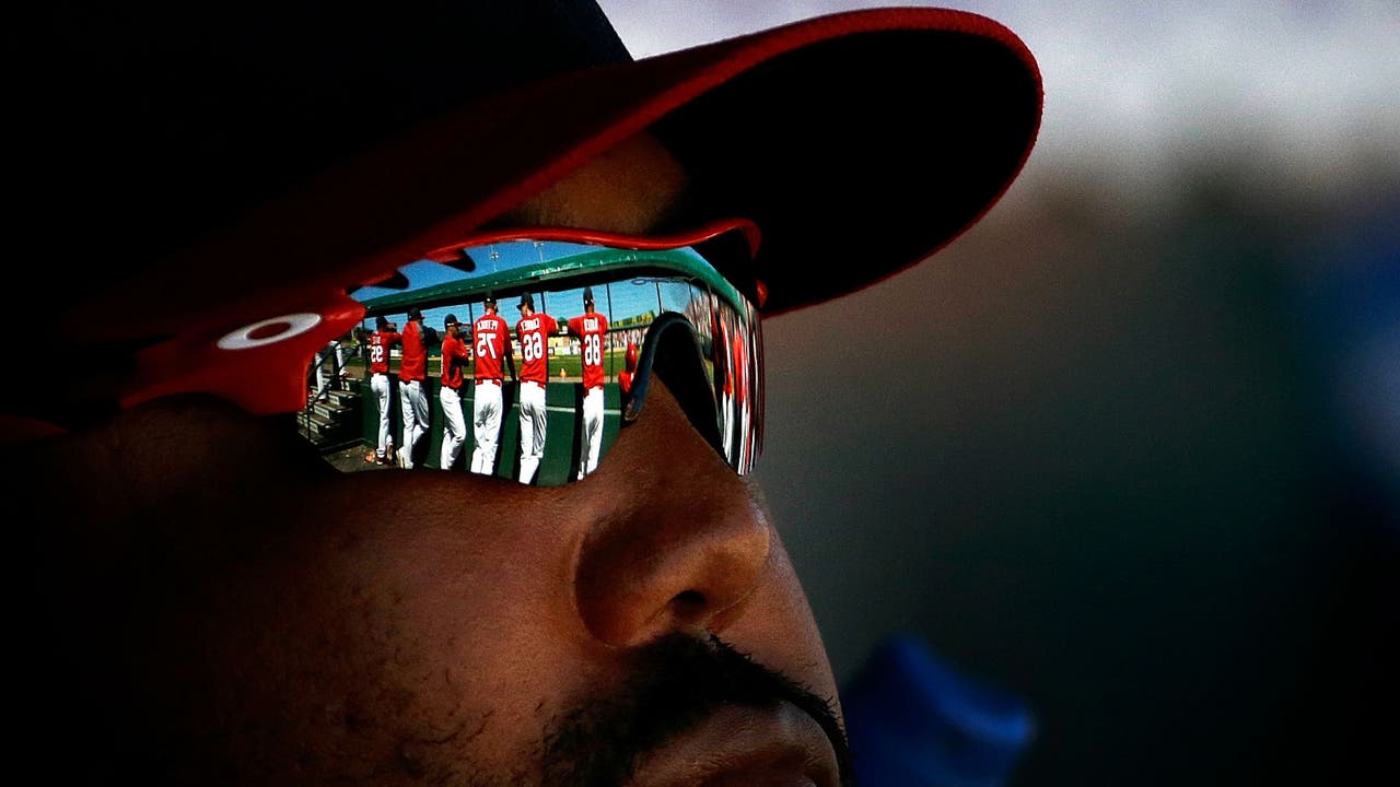 Kelly shines on mound, at plate in Cards' 6-2 win over Braves